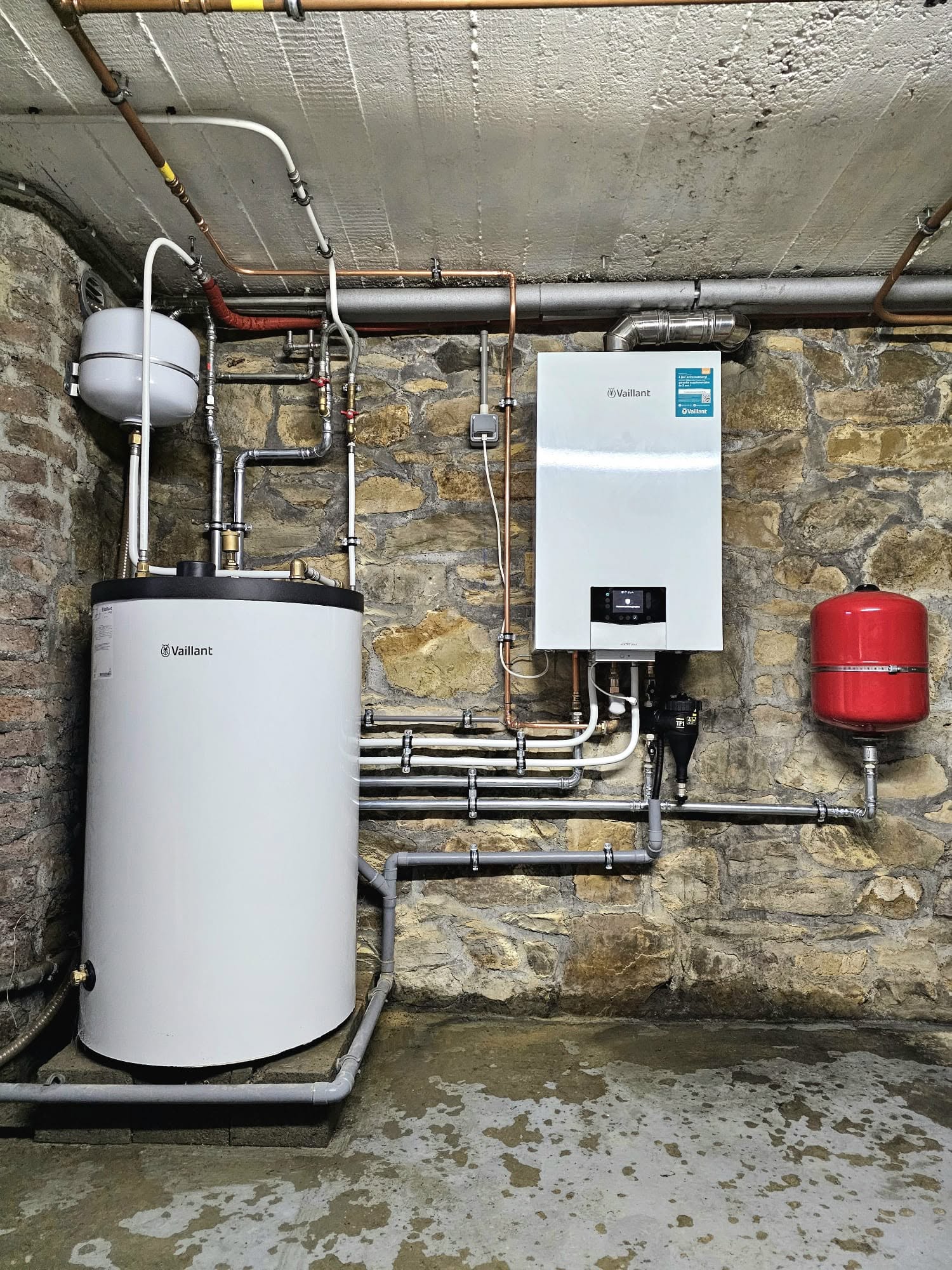 Chaufferie terminée avec chaudière Vaillant ecoTEC plus, ballon Vaillant et distribution réorganisée