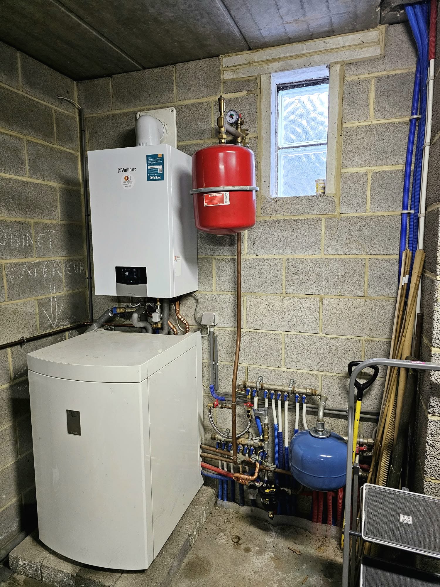 Installation Vaillant terminée avec ballon Buderus conservé et collecteurs accessibles
