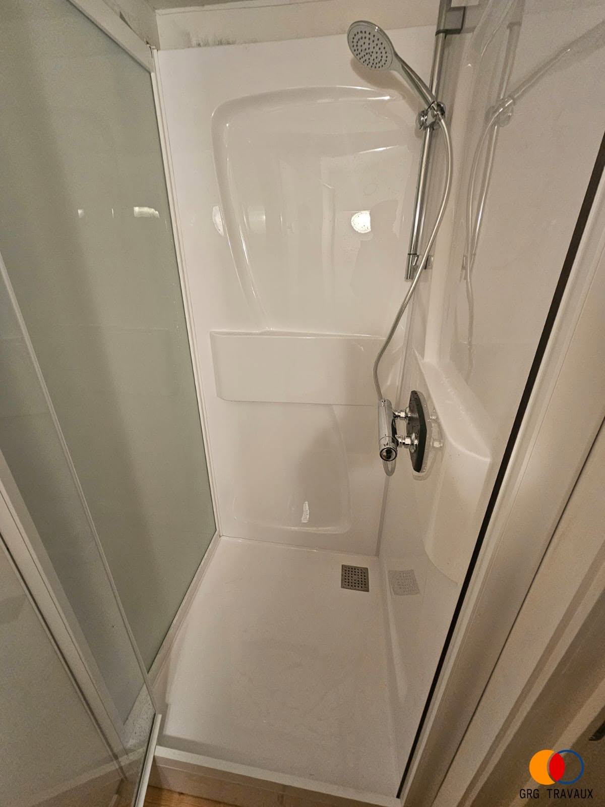 Cabine de douche Kinedo Kineprime installée dans un kot étudiant à Namur