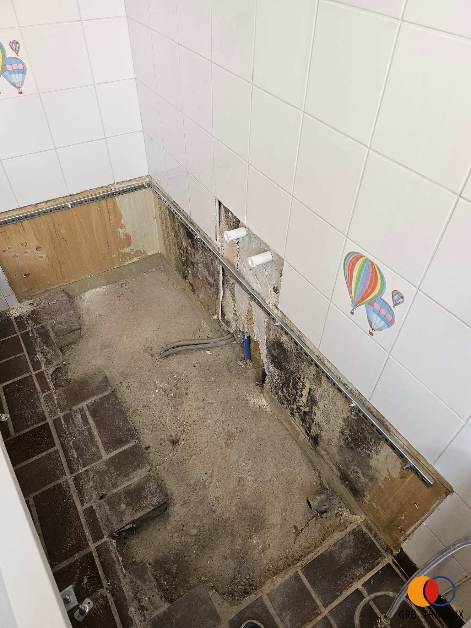 Support de baignoire mis à nu après la dépose, avec traces d'infiltration